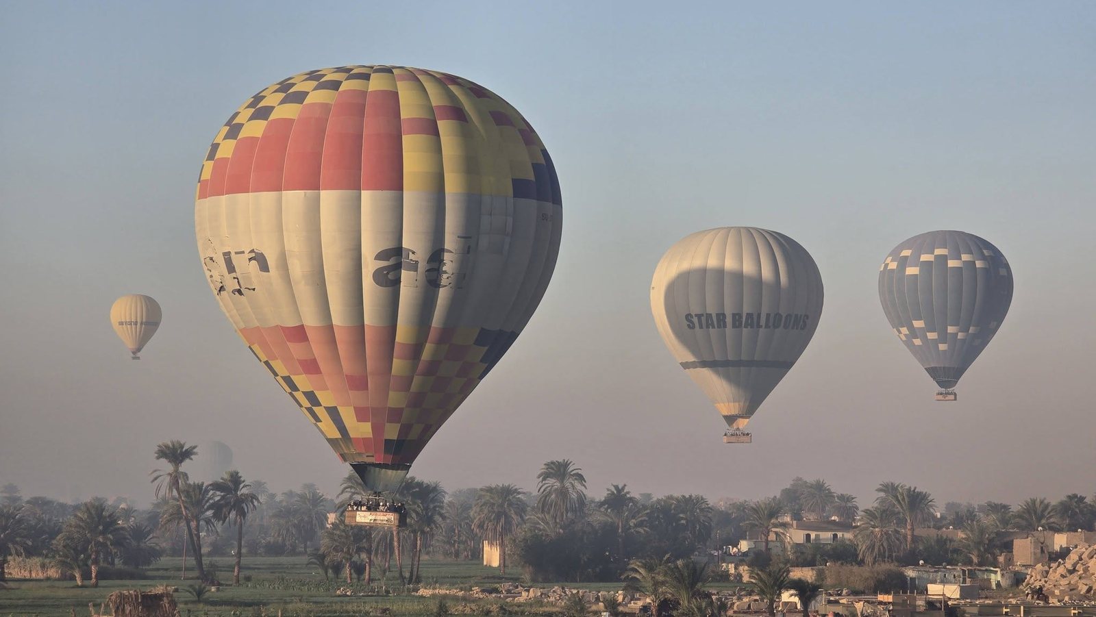 Balóny nad thébskými horami, Luxor